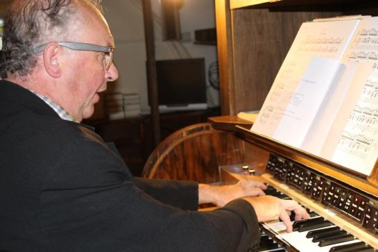 Frank Heye bespeelt het orgel in Destelbergen